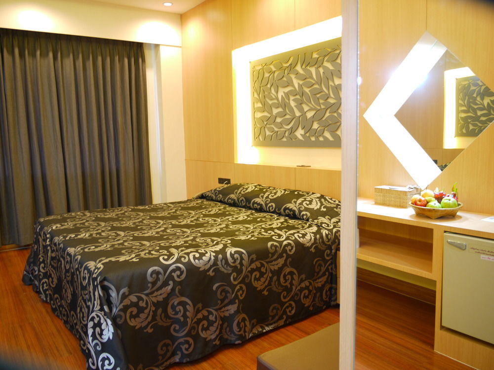 Charoen Hotel 3*